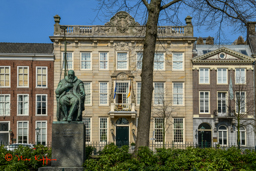 Johan van Oldenbarnevelt
van Oswald Wenckebach aan de Lange Vijverberg