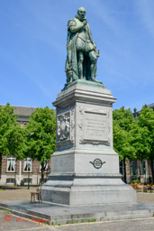 Willem van Oranje (met hondje) uit 1848 van Louis Royer aan het Plein