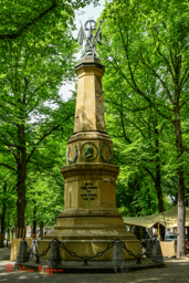 Gedenknaald van 15 meter hoog ter nagedachtenis aan Karel Bernard Hertog van Saxen-Weimar (1792-1862), schoonvader van prins Hendrik de Zeevaarder aan het Lange Voorhout