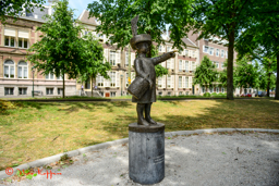Het standbeeld van Haagsch Jantje aan de Hofvijver