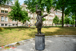 Het standbeeld van Haagsch Jantje aan de Hofvijver