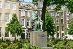 Standbeeld van Johan van Oldenbarnevelt aan de hofvijver