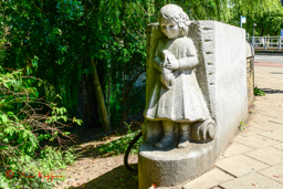 'Veiligheid in verkeer' van de kunstenaar Dirk Wolbers (1890-1957) op de Conradbrug aan de Laan van Meedervoort