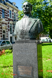 Borstbeeld van Louis Couperus van Lambertus Sondaar aan de Paramaribostraat