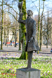 Flaneur, standbeeld van Theo van der Nahmer op het Lange Voorhout ter nagedachtenis aan Eduard Elias