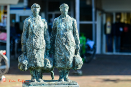 Bronzen beeldje 'Boodschappen' van Gerard Brouwer uit 1994 aan het Alphons Diepenbrockhof