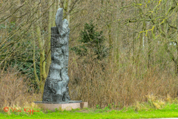 Lazarus leert opnieuw lopen Beeld in brons uit 1982 van Carel Kneulman in het Westbroekpark