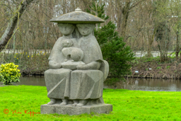 Twee vrouwen met parasol, kalksteen, 1960 – Bram Roth in het Westbroekpark