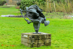 Omarming, brons uit 1964 van Wessel Couzijn in het Westbroekpark