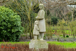 Gezins- en kinderverzorgster van Dirk Bus uit 2009 in het Westbroekpark