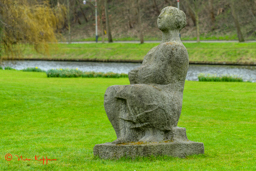 Zittende vrouw, kalksteen uit 1962 van Theo van der Nahmer in het Westbroekpark