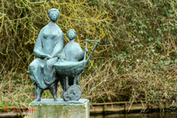 Moeder met kind en poppenwagen, brons uit 1962 van Bram Roth in het Westbroekpark
