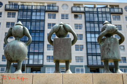 Op de boulevard van Scheveningen is in 2004, op initiatief van Theo en Lida Scholten, de stichters van museum Beelden aan Zee, een groot buitenterras aangelegd met drieëntwintig sprookjesbeelden van de beeldhouwer Tom Otterness (1952).