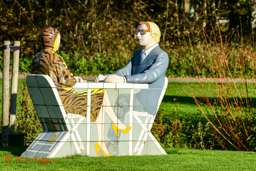 Het Gesprek, keramiek uit 1979 van kunstenares Berry Holslag in het Westbroekpark te Scheveningen